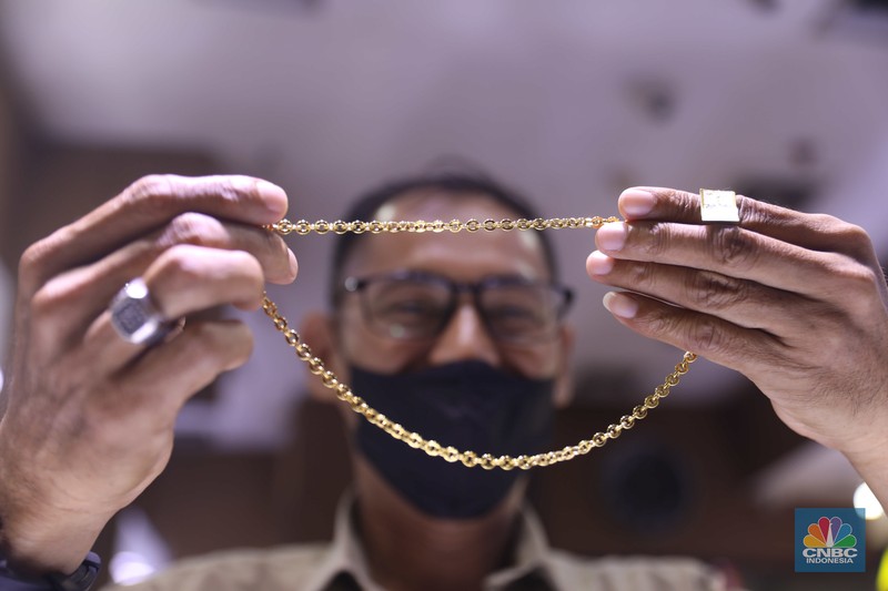 Pemilik toko perhiasan menata perhiasan emas di Kawasan Cikini Gold Center, Jakarta, Senin, (25/7/2022). (CNBC Indonesia/Muhammad Sabki)