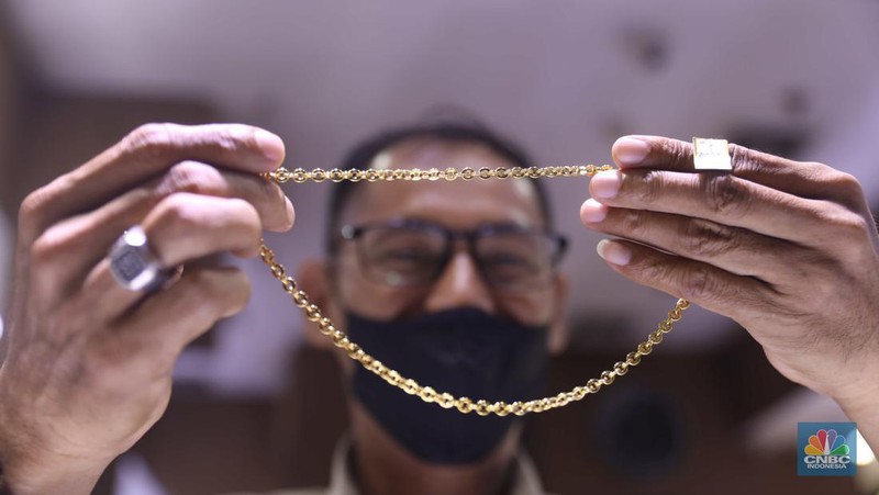 Pemilik toko perhiasan menata perhiasan emas di Kawasan Cikini Gold Center, Jakarta, Senin, (25/7/2022). (CNBC Indonesia/Muhammad Sabki)