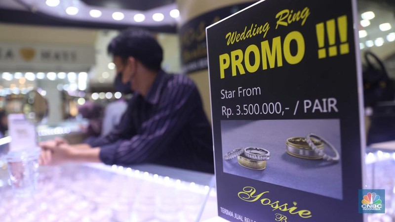 Pemilik toko perhiasan menata perhiasan emas di Kawasan Cikini Gold Center, Jakarta, Senin, (25/7/2022). (CNBC Indonesia/Muhammad Sabki)