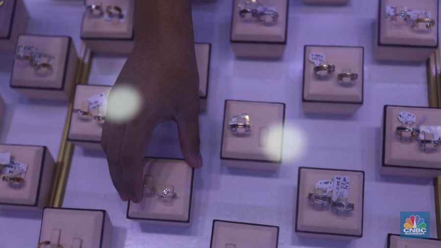 Pemilik toko perhiasan menata perhiasan emas di Kawasan Cikini Gold Center, Jakarta, Senin, (25/7/2022). (CNBC Indonesia/Muhammad Sabki)