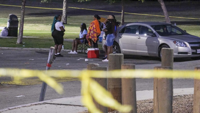 Personel kepolisian berjaga di dekat lokasi penembakan fatal di Peck Park, San Pedro, Los Angeles, AS. (AP/Ringo H.W. Chiu)