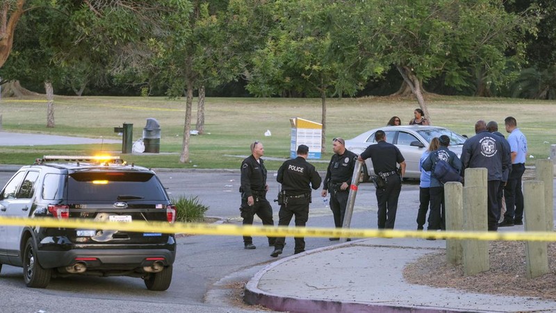 Personel kepolisian berjaga di dekat lokasi penembakan fatal di Peck Park, San Pedro, Los Angeles, AS. (AP/Ringo H.W. Chiu)