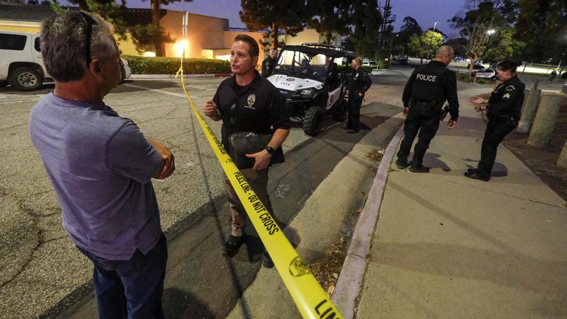 Personel kepolisian berjaga di dekat lokasi penembakan fatal di Peck Park, San Pedro, Los Angeles, AS. (AP/Ringo H.W. Chiu)