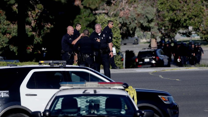 Personel kepolisian berjaga di dekat lokasi penembakan fatal di Peck Park, San Pedro, Los Angeles, AS. (AP/Ringo H.W. Chiu)