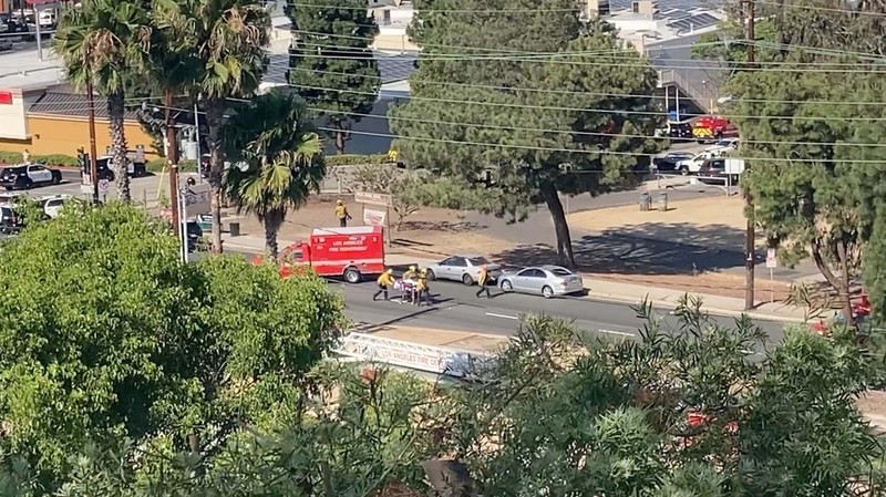 Personel kepolisian berjaga di dekat lokasi penembakan fatal di Peck Park, San Pedro, Los Angeles, AS. (AP/Ringo H.W. Chiu)