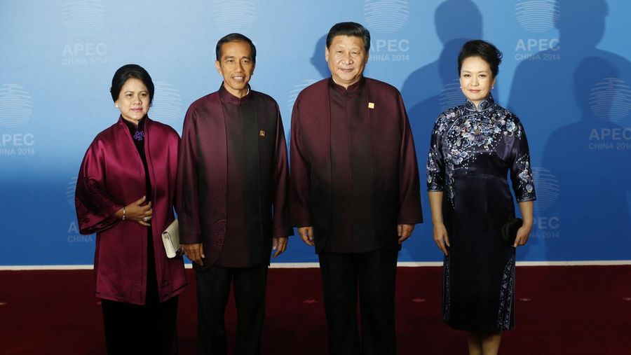 Presiden Indonesia Joko Widodo, yang dikenal sebagai “Jokowi”, kiri, saat ia disambut oleh Presiden China Xi Jinping selama KTT Kerjasama Ekonomi Asia-Pasifik (APEC) di Distrik Huairou di Beijing, China pada Selasa, 11 November 2014. (File Photo/AP Photo/Ng Han Guan)