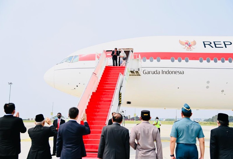 Presiden Joko Widodo didampingi Ibu Iriana Joko Widodo bertolak menuju Beijing, Republik Rakyat Tiongkok (RRT) pada Senin, 25 Juli 2022, untuk memulai rangkaian kunjungan luar negeri ke tiga negara di kawasan Asia Timur. (Dok: Biro Pers Sekretariat Presiden)