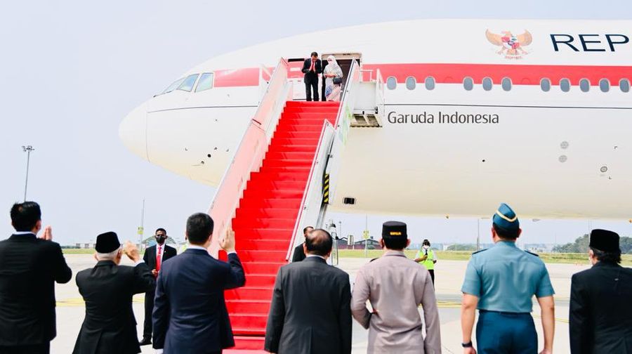 Presiden Joko Widodo didampingi Ibu Iriana Joko Widodo bertolak menuju Beijing, Republik Rakyat Tiongkok (RRT) pada Senin, 25 Juli 2022, untuk memulai rangkaian kunjungan luar negeri ke tiga negara di kawasan Asia Timur. (Dok: Biro Pers Sekretariat Presiden)