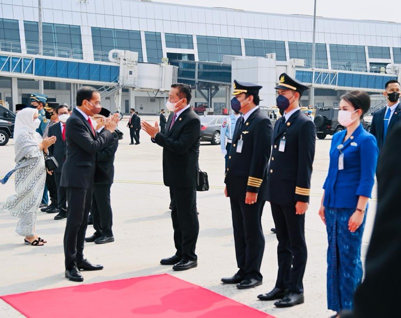 Presiden Joko Widodo didampingi Ibu Iriana Joko Widodo bertolak menuju Beijing, Republik Rakyat Tiongkok (RRT) pada Senin, 25 Juli 2022, untuk memulai rangkaian kunjungan luar negeri ke tiga negara di kawasan Asia Timur. (Dok: Biro Pers Sekretariat Presiden)