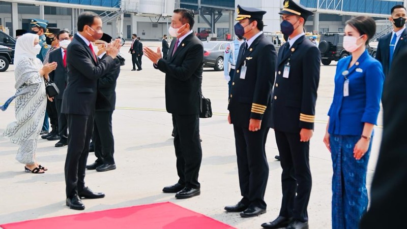 Presiden Joko Widodo didampingi Ibu Iriana Joko Widodo bertolak menuju Beijing, Republik Rakyat Tiongkok (RRT) pada Senin, 25 Juli 2022, untuk memulai rangkaian kunjungan luar negeri ke tiga negara di kawasan Asia Timur. (Dok: Biro Pers Sekretariat Presiden)