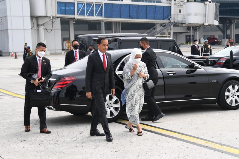 Presiden Joko Widodo didampingi Ibu Iriana Joko Widodo bertolak menuju Beijing, Republik Rakyat Tiongkok (RRT) pada Senin, 25 Juli 2022, untuk memulai rangkaian kunjungan luar negeri ke tiga negara di kawasan Asia Timur. (Dok: Biro Pers Sekretariat Presiden)