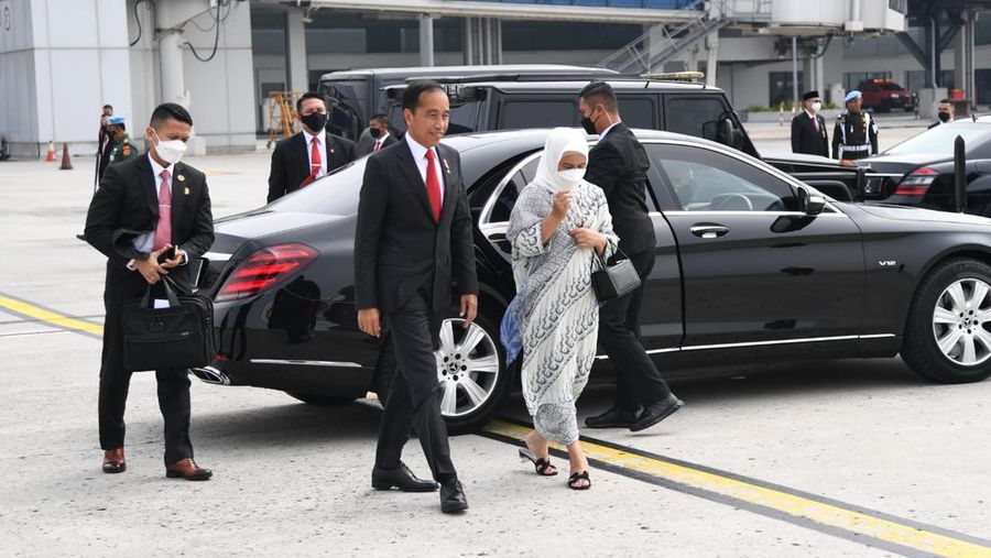 Presiden Joko Widodo didampingi Ibu Iriana Joko Widodo bertolak menuju Beijing, Republik Rakyat Tiongkok (RRT) pada Senin, 25 Juli 2022, untuk memulai rangkaian kunjungan luar negeri ke tiga negara di kawasan Asia Timur. (Dok: Biro Pers Sekretariat Presiden)