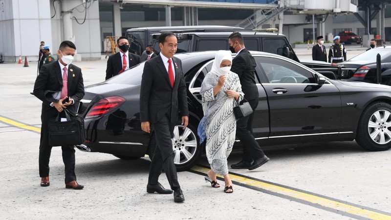 Presiden Joko Widodo didampingi Ibu Iriana Joko Widodo bertolak menuju Beijing, Republik Rakyat Tiongkok (RRT) pada Senin, 25 Juli 2022, untuk memulai rangkaian kunjungan luar negeri ke tiga negara di kawasan Asia Timur. (Dok: Biro Pers Sekretariat Presiden)