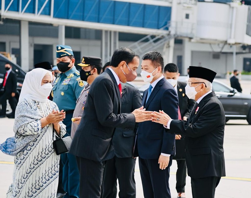 Presiden Joko Widodo didampingi Ibu Iriana Joko Widodo bertolak menuju Beijing, Republik Rakyat Tiongkok (RRT) pada Senin, 25 Juli 2022, untuk memulai rangkaian kunjungan luar negeri ke tiga negara di kawasan Asia Timur. (Dok: Biro Pers Sekretariat Presiden)
