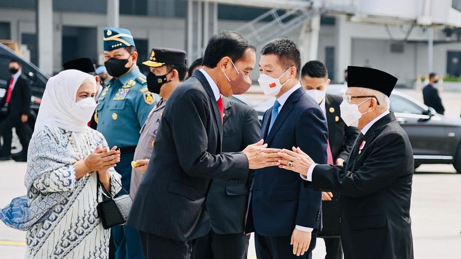 Presiden Joko Widodo didampingi Ibu Iriana Joko Widodo bertolak menuju Beijing, Republik Rakyat Tiongkok (RRT) pada Senin, 25 Juli 2022, untuk memulai rangkaian kunjungan luar negeri ke tiga negara di kawasan Asia Timur. (Dok: Biro Pers Sekretariat Presiden)