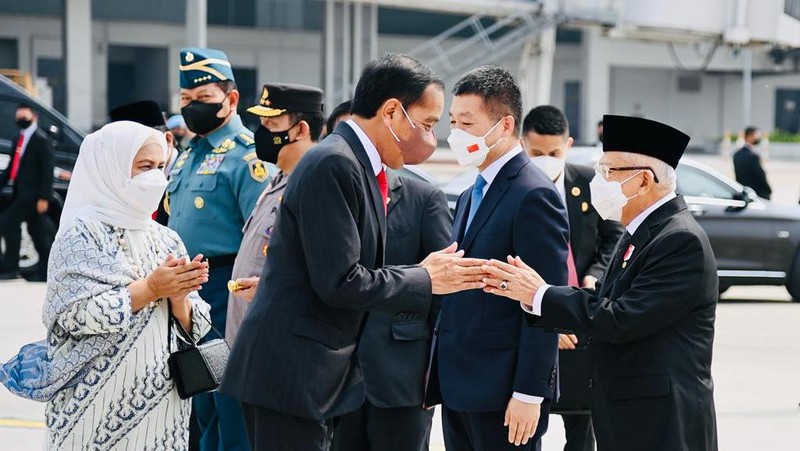 Presiden Joko Widodo didampingi Ibu Iriana Joko Widodo bertolak menuju Beijing, Republik Rakyat Tiongkok (RRT) pada Senin, 25 Juli 2022, untuk memulai rangkaian kunjungan luar negeri ke tiga negara di kawasan Asia Timur. (Dok: Biro Pers Sekretariat Presiden)