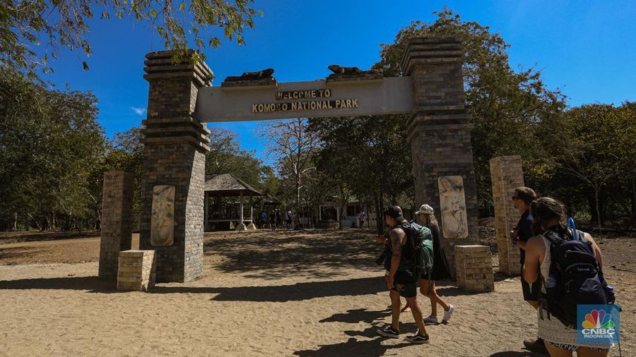 Wisatawan berkunjung di Taman Nasional Komodo, Pulau Komodo, Nusa Tenggara Timur, Minggu (24/7/2022). (CNBC Indonesia/ Andrean Kristianto)