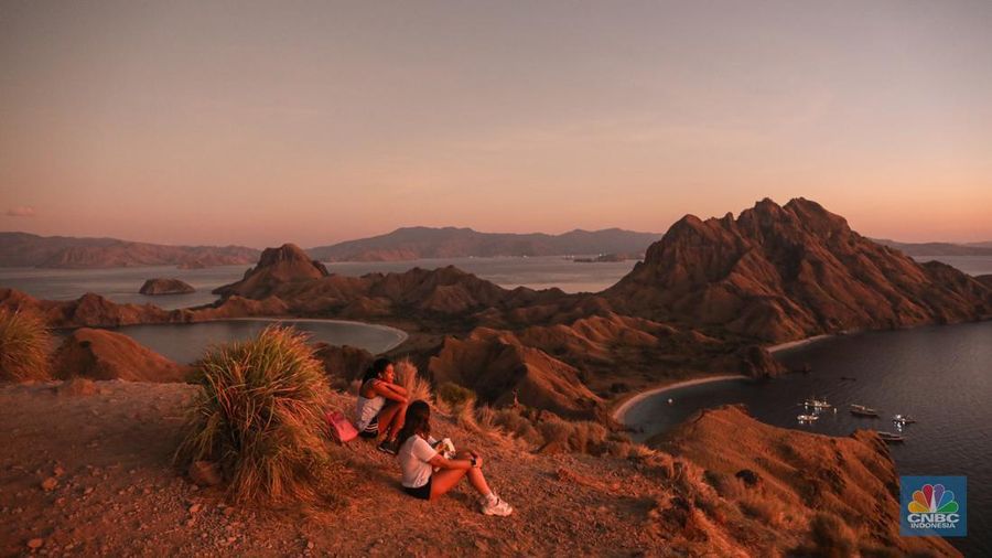 Wisatawan berkunjung di Taman Nasional Komodo, Pulau Komodo, Nusa Tenggara Timur, Minggu (24/7/2022). (CNBC Indonesia/ Andrean Kristianto)