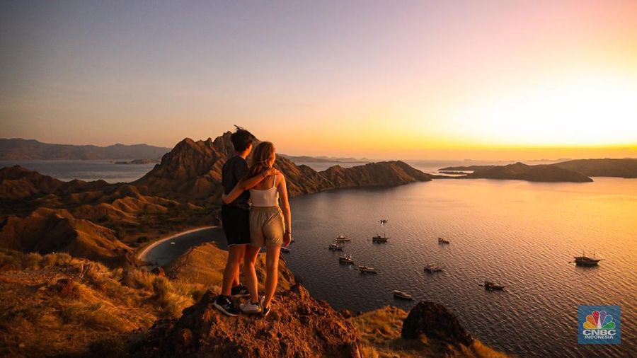 Wisatawan berkunjung di Taman Nasional Komodo, Pulau Komodo, Nusa Tenggara Timur, Minggu (24/7/2022). (CNBC Indonesia/ Andrean Kristianto)