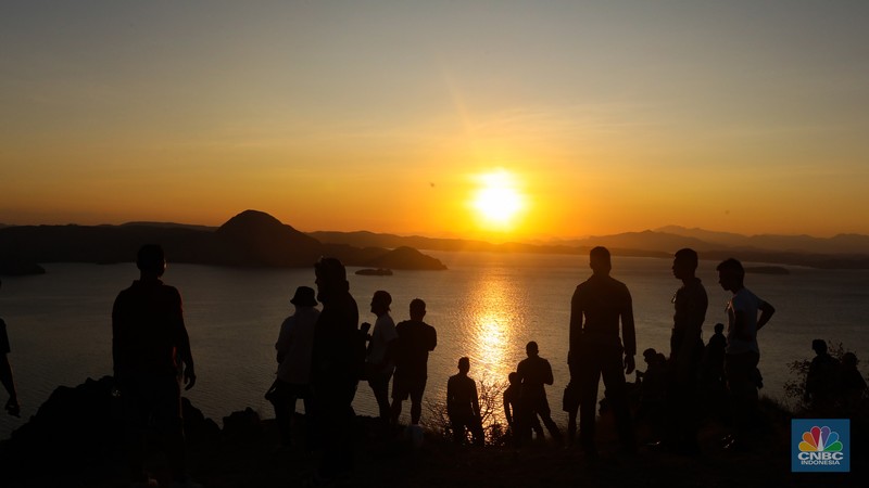 Pulau Komodo Wisatawan berkunjung di Taman Nasional Komodo, Pulau Komodo, Nusa Tenggara Timur, Minggu (24/7/2022). (CNBC Indonesia/ Andrean Kristianto)