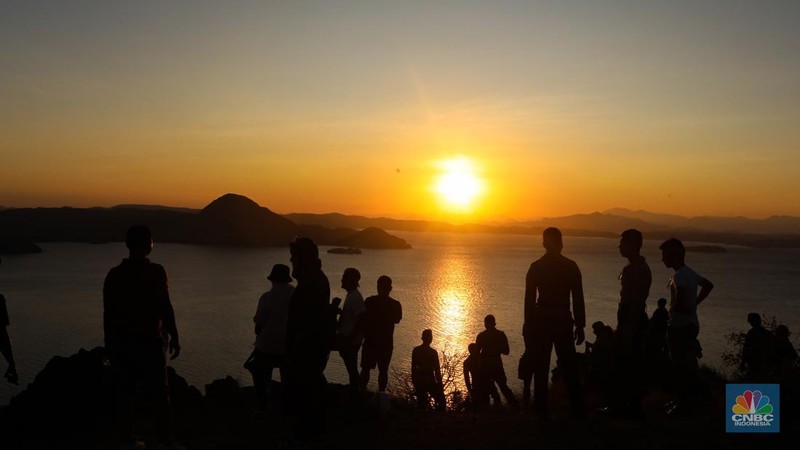Wisatawan berkunjung di Taman Nasional Komodo, Pulau Komodo, Nusa Tenggara Timur, Minggu (24/7/2022). (CNBC Indonesia/ Andrean Kristianto)