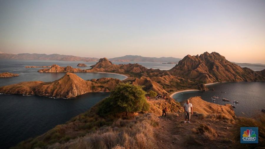 Wisatawan berkunjung di Taman Nasional Komodo, Pulau Komodo, Nusa Tenggara Timur, Minggu (24/7/2022). (CNBC Indonesia/ Andrean Kristianto)
