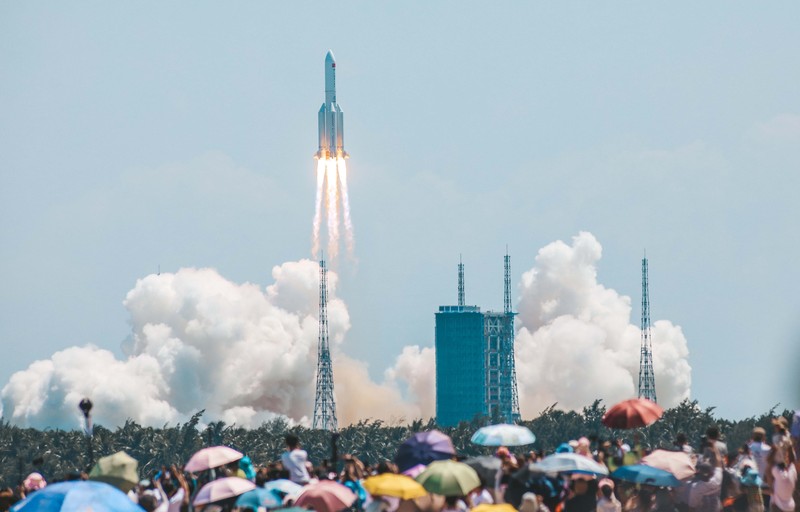 Roket pembawa Long March-5B-3 yang membawa modul eksperimen WENTIAN diluncurkan pada pukul 14:22 pada 24 Juli 2022 dari Situs Peluncuran Luar Angkasa Wenchang di Wenchang, Provinsi Hainan, Tiongkok. (Future Publishing via Getty Imagas)