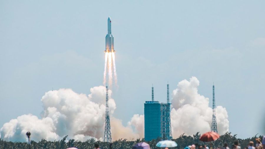 Roket pembawa Long March-5B-3 yang membawa modul eksperimen WENTIAN diluncurkan pada pukul 14:22 pada 24 Juli 2022 dari Situs Peluncuran Luar Angkasa Wenchang di Wenchang, Provinsi Hainan, Tiongkok. (Future Publishing via Getty Imagas)
