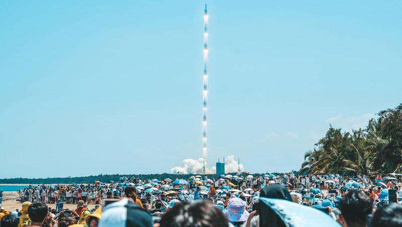 Roket pembawa Long March-5B-3 yang membawa modul eksperimen WENTIAN diluncurkan pada pukul 14:22 pada 24 Juli 2022 dari Situs Peluncuran Luar Angkasa Wenchang di Wenchang, Provinsi Hainan, Tiongkok. (Future Publishing via Getty Imagas)