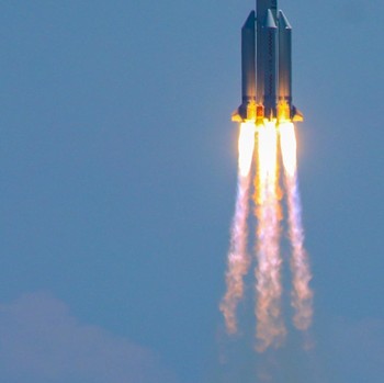 Wusss! Potret Peluncuran Roket Modul Luar Angkasa China