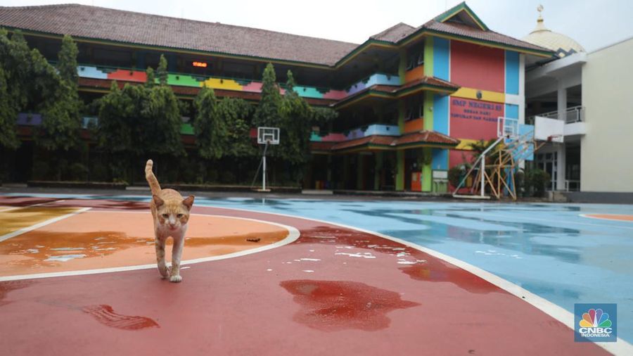 Suasana Gedung SMP Negeri (SMPN) 85 Jakarta Cilandak, Jakarta Selatan yang ditutup sementara atau lockdown selama 10 hari, Senin (25/7). (CNBC Indonesia/Muhammad Sabki)