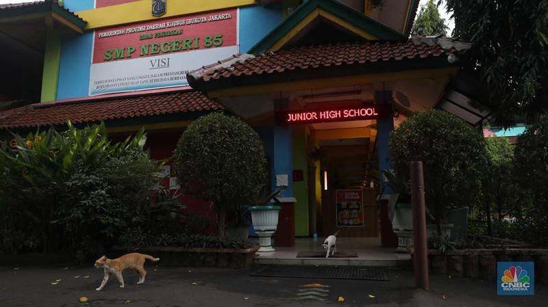 Suasana Gedung SMP Negeri (SMPN) 85 Jakarta Cilandak, Jakarta Selatan yang ditutup sementara atau lockdown selama 10 hari, Senin (25/7). (CNBC Indonesia/Muhammad Sabki)
