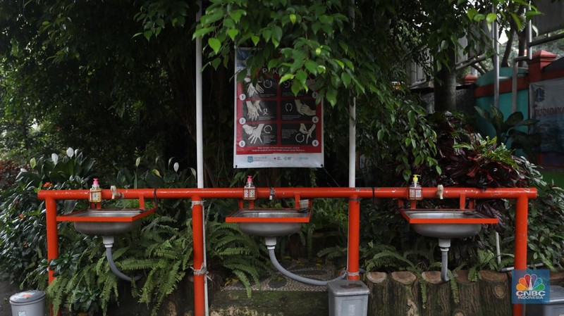 Suasana Gedung SMP Negeri (SMPN) 85 Jakarta Cilandak, Jakarta Selatan yang ditutup sementara atau lockdown selama 10 hari, Senin (25/7). (CNBC Indonesia/Muhammad Sabki)