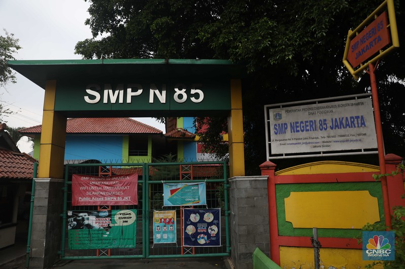 Suasana Gedung SMP Negeri (SMPN) 85 Jakarta Cilandak, Jakarta Selatan yang ditutup sementara atau lockdown selama 10 hari, Senin (25/7). (CNBC Indonesia/Muhammad Sabki)
