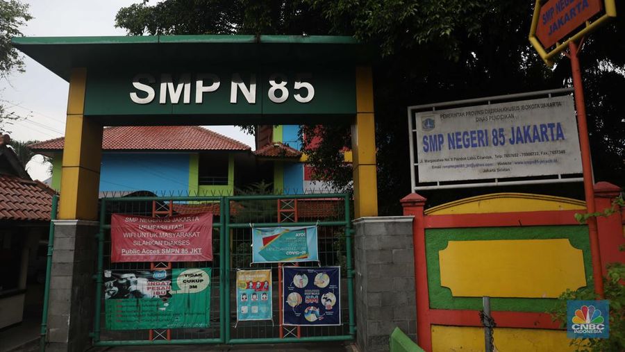 Suasana Gedung SMP Negeri (SMPN) 85 Jakarta Cilandak, Jakarta Selatan yang ditutup sementara atau lockdown selama 10 hari, Senin (25/7). (CNBC Indonesia/Muhammad Sabki)