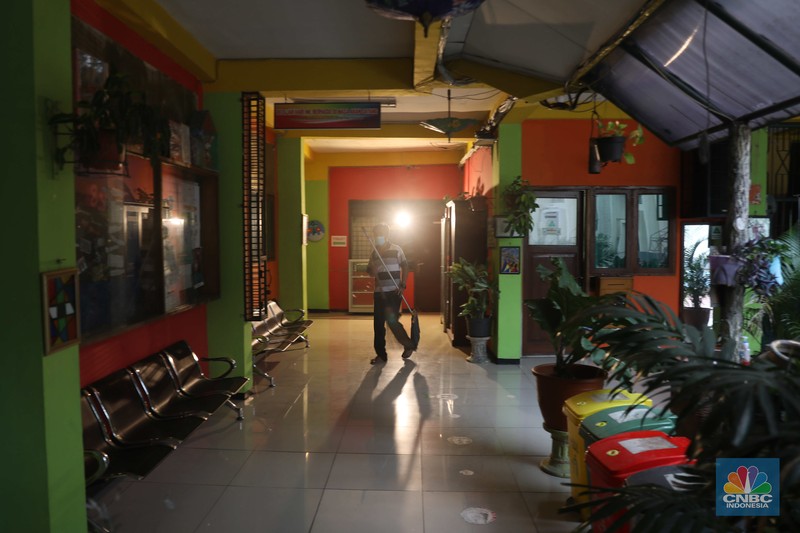 Suasana Gedung SMP Negeri (SMPN) 85 Jakarta Cilandak, Jakarta Selatan yang ditutup sementara atau lockdown selama 10 hari, Senin (25/7). (CNBC Indonesia/Muhammad Sabki)