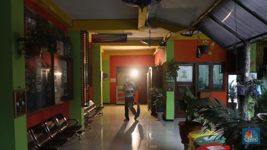 Suasana Gedung SMP Negeri (SMPN) 85 Jakarta Cilandak, Jakarta Selatan yang ditutup sementara atau lockdown selama 10 hari, Senin (25/7). (CNBC Indonesia/Muhammad Sabki)