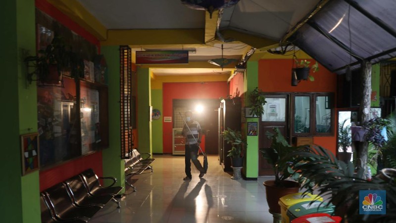 Suasana Gedung SMP Negeri (SMPN) 85 Jakarta Cilandak, Jakarta Selatan yang ditutup sementara atau lockdown selama 10 hari, Senin (25/7). (CNBC Indonesia/Muhammad Sabki)