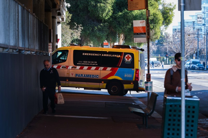 Ambulans diparkir di depan layanan Darurat & Trauma di Rumah Sakit Royal Melbourne pada 21 Juli 2022 di Melbourne, Australia. (Getty Images/Asanka Ratnayake) Ambulans diparkir di depan layanan Darurat & Trauma di Rumah Sakit Royal Melbourne pada 21 Juli 2022 di Melbourne, Australia. (Getty Images/Asanka Ratnayake)