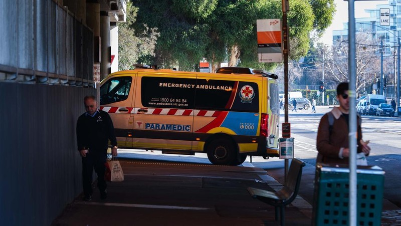 Ambulans diparkir di depan layanan Darurat & Trauma di Rumah Sakit Royal Melbourne pada 21 Juli 2022 di Melbourne, Australia. (Getty Images/Asanka Ratnayake)