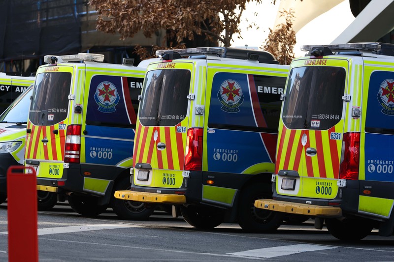 Ambulans diparkir di depan layanan Darurat & Trauma di Rumah Sakit Royal Melbourne pada 21 Juli 2022 di Melbourne, Australia. (Getty Images/Asanka Ratnayake) Ambulans diparkir di depan layanan Darurat & Trauma di Rumah Sakit Royal Melbourne pada 21 Juli 2022 di Melbourne, Australia. (Getty Images/Asanka Ratnayake)
