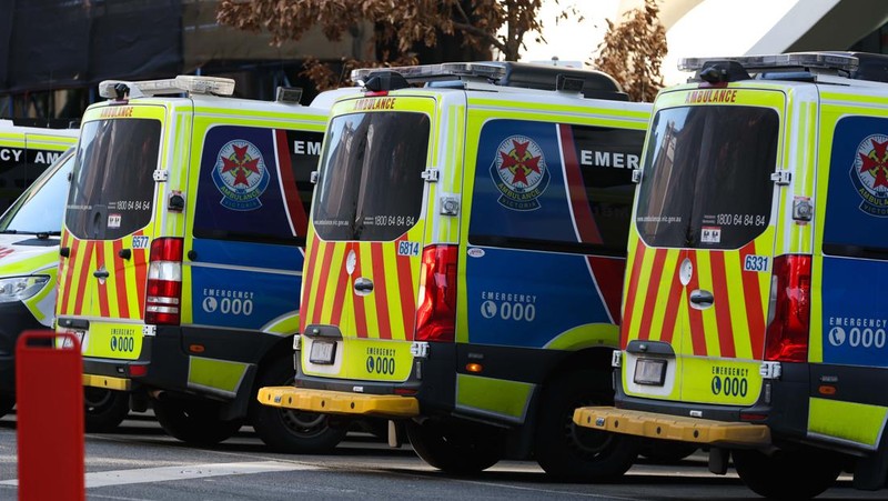 Ambulans diparkir di depan layanan Darurat & Trauma di Rumah Sakit Royal Melbourne pada 21 Juli 2022 di Melbourne, Australia. (Getty Images/Asanka Ratnayake)