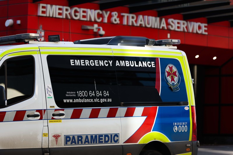 Ambulans diparkir di depan layanan Darurat & Trauma di Rumah Sakit Royal Melbourne pada 21 Juli 2022 di Melbourne, Australia. (Getty Images/Asanka Ratnayake) Ambulans diparkir di depan layanan Darurat & Trauma di Rumah Sakit Royal Melbourne pada 21 Juli 2022 di Melbourne, Australia. (Getty Images/Asanka Ratnayake)