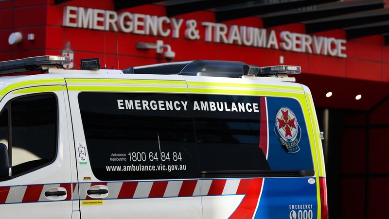Ambulans diparkir di depan layanan Darurat & Trauma di Rumah Sakit Royal Melbourne pada 21 Juli 2022 di Melbourne, Australia. (Getty Images/Asanka Ratnayake)
