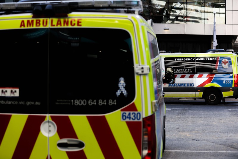 Ambulans diparkir di depan layanan Darurat & Trauma di Rumah Sakit Royal Melbourne pada 21 Juli 2022 di Melbourne, Australia. (Getty Images/Asanka Ratnayake)