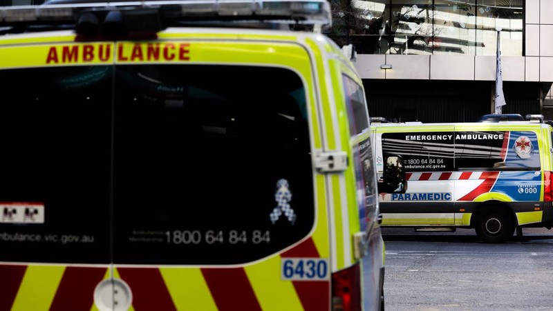 Ambulans diparkir di depan layanan Darurat & Trauma di Rumah Sakit Royal Melbourne pada 21 Juli 2022 di Melbourne, Australia. (Getty Images/Asanka Ratnayake)
