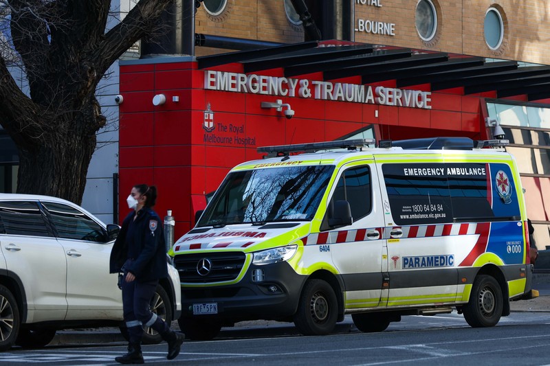 Ambulans diparkir di depan layanan Darurat & Trauma di Rumah Sakit Royal Melbourne pada 21 Juli 2022 di Melbourne, Australia. (Getty Images/Asanka Ratnayake)