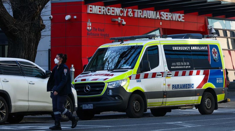 Ambulans diparkir di depan layanan Darurat & Trauma di Rumah Sakit Royal Melbourne pada 21 Juli 2022 di Melbourne, Australia. (Getty Images/Asanka Ratnayake)