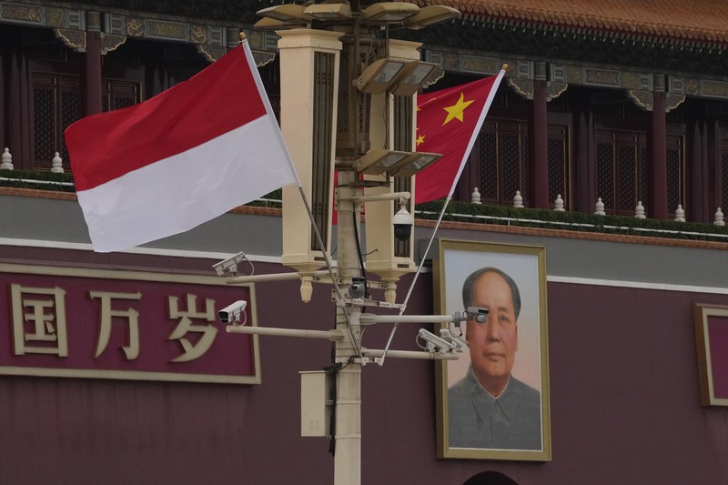 Bendera Indonesia dan China di depan Gerbang Tiananmen, saat Presiden Indonesia Joko Widodo mengunjungi Beijing, China 25 Juli 2022. (AP/Ng Han Guan)