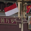 Foto: Bendera Indonesia dan China di depan Gerbang Tiananmen, Beijing, China, 25 Juli 2022. (AP/Ng Han Guan)